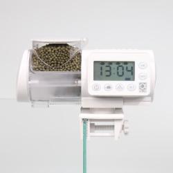 Automatisk foderdispenser – præcis fodring, nem indstilling. Find den hos tildinfisk.dk!