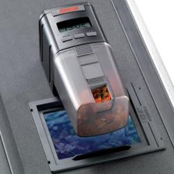 Automatisk fiskefoderautomat til akvarier. Nem programmering. Køb nu på tildinfisk.dk.