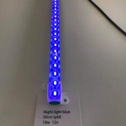 Blå LED-akvariebelysning tændt på lys overflade, mærket som 'Night light blue, 50cm ip68, 10w 12v'.