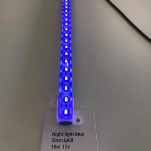 Blå LED-akvariebelysning tændt på lys overflade, mærket som 'Night light blue, 50cm ip68, 10w 12v'.