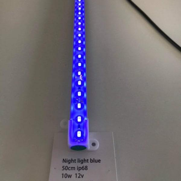 Blå LED-akvariebelysning tændt på lys overflade, mærket som 'Night light blue, 50cm ip68, 10w 12v'.