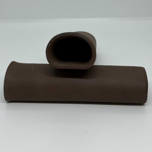 Brun keramik akvariehule til skjul for fisk, fremhævet på en hvid baggrund. Perfekt tilbehør til ethvert akvarie.