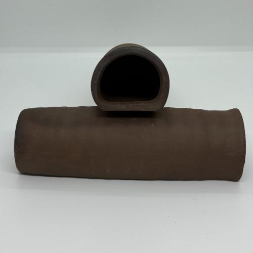 Brun keramisk akvariehule til fisk gemmesteder, ideel til dekorativt og funktionelt shelter i akvarier, fra tildinfisk.dk.