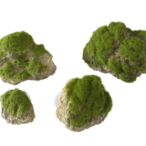 Fire små akvarie-moos kugler til naturlig dekoration og filtrering i akvarier, isoleret på hvid baggrund.