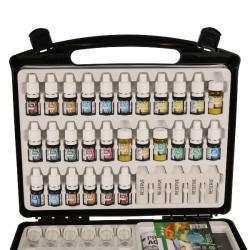 Testkit til akvarievandanalyse med flere farvede reagensflasker i en sort bærbar kuffert, arrangeret for let anvendelse.