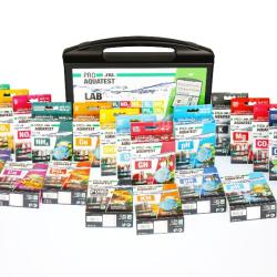 Samling af JBL akvarietest-kits foran et ProAquaTest Lab kuffert, essentielt til akvarie vandanalyse. Find det på tildinfisk.dk med hurtig levering.