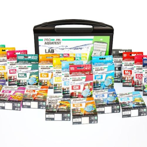 Samling af JBL akvarietest-kits foran et ProAquaTest Lab kuffert, essentielt til akvarie vandanalyse. Find det på tildinfisk.dk med hurtig levering.