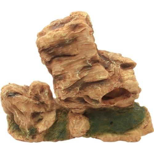 Kunstig akvariedekoration der ligner klipper på en grøn bund, velegnet til at forbedre miljøet i ethvert akvarium.