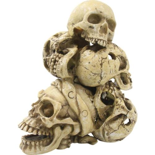 En stak af virkelighedstro kranier i forskellige størrelser sammensat til en dekorativ figur til akvariet.