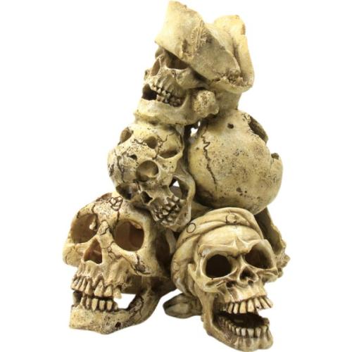 Akvariedekoration i form af en stabel af menneskelignende kranier, realistisk udformet i neutrale farver, perfekt til uhyggelige akvarietemaer.