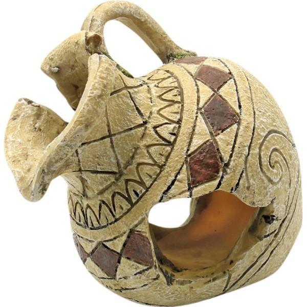Dekorativ akvariehule formet som en fisk i terracotta stil med mønstre og indlagte sten, ideel for fiskeophold og -leg.
