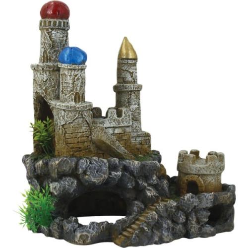 Dekorativt akvarieslot af kunstig sten med farvede kuppeltage og grønne planter til akvarieindretning fra tildinfisk.dk.