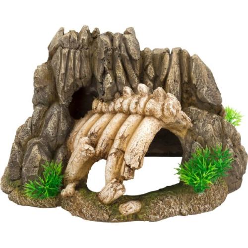 Akvariedekoration i form af et realistisk hulelandskab med kunstige planter, ideelt til at skabe interessant miljø i akvariet.
