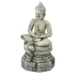 Patineret Buddha-statue i stenlook sidder i lotusstilling på en stak sten, perfekt til dekoration i akvarier og zen-haver.