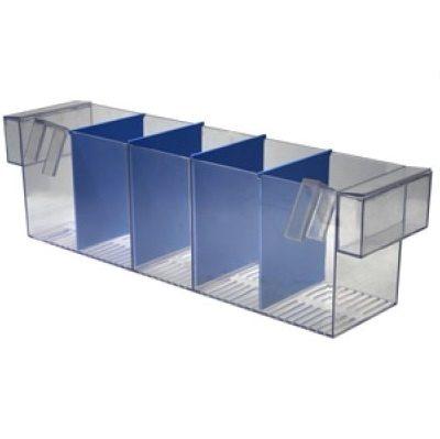 Akryl ynglekasse til akvariefisk med skillepaneler og sikker fastgørelse til akvariumsvæggen, klar til brug.