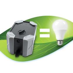 Energibesparende LED-pære sammenlignet med en traditionel glødepære, illustreret med et lighedstegn mellem dem.
