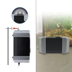 Akvariefilter til montering på akvarieglas, med synlige ind- og udstrømningsrør i fastgørelse, perfekt til akvariepleje fra tildinfisk.dk.