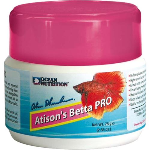 Billedet viser en beholder af Atison's Betta PRO foder fra Ocean Nutrition, velegnet til Betta-fisk med tydelig etiket.