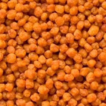 Nærbillede af orange akvarium fiskefoder granulat, essentielt til ernæring for akvariefisk.