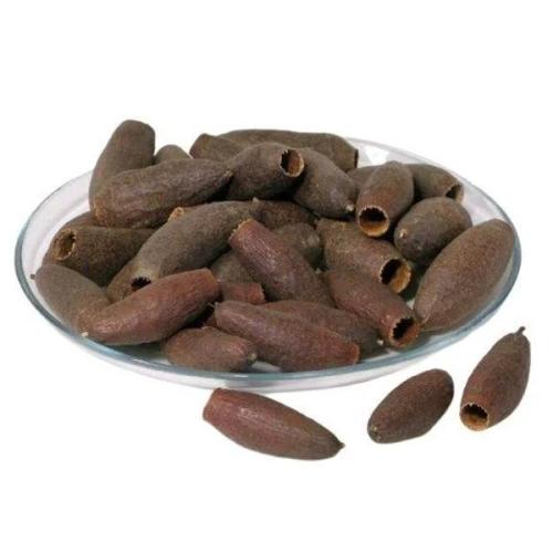 Premium akvariefoder pellets på glasfad.