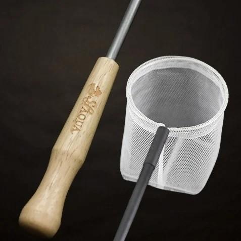 Akvarie-net med træhåndtag og fintmasket net.