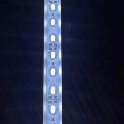 LED-belysningsstrimmel til akvarier, med hvidt lys og monteringsmuligheder, perfekt til at fremhæve akvarieindretning og fisk fra tildinfisk.dk.