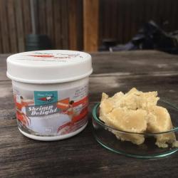 Blød pasta der let fastgøres i akvariet som sund reje-snack