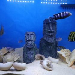 To Moai-statuer i grå harpiks med grønne detaljer til akvarium
