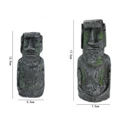 Moai-figurer placeret i akvarium med fisk og skaller