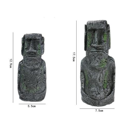 Moai-figurer placeret i akvarium med fisk og skaller