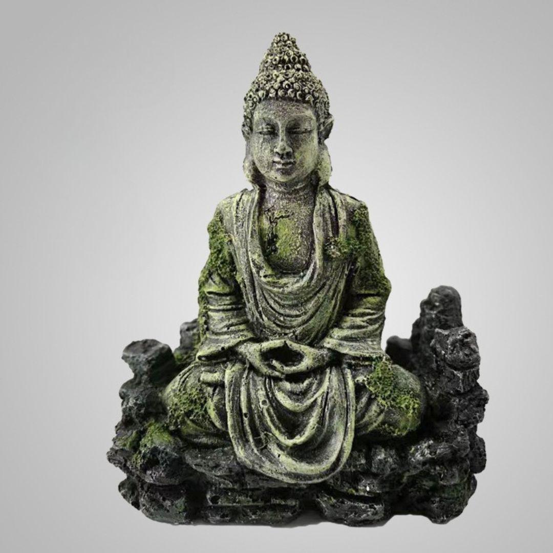 Buddha figur til akvarium i grøn og sort harpiks med moslignende detaljer.