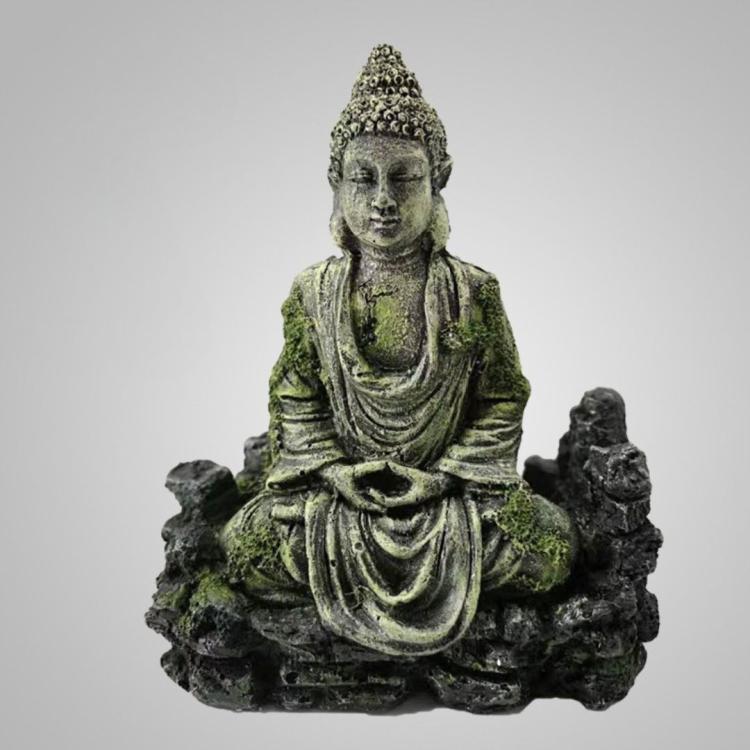 Buddha figur til akvarium i grøn og sort harpiks med moslignende detaljer.
