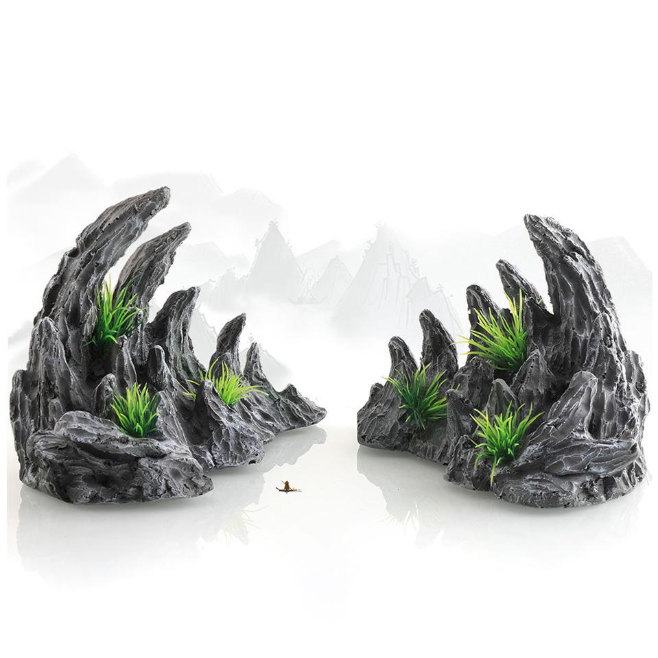 Akvariedekoration med realistiske klipper og grønne planter