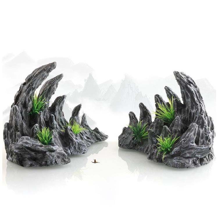 Akvariedekoration med realistiske klipper og grønne planter