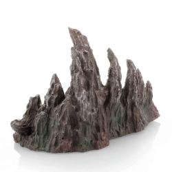 Realistisk akvariedekoration i brun stenoptik med små grønne plastplanter