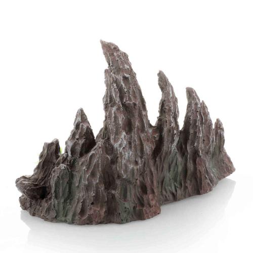 Realistisk akvariedekoration i brun stenoptik med små grønne plastplanter