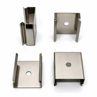 Robuste akvariestativ clips – sikrer akvariet fast og sikkert.
