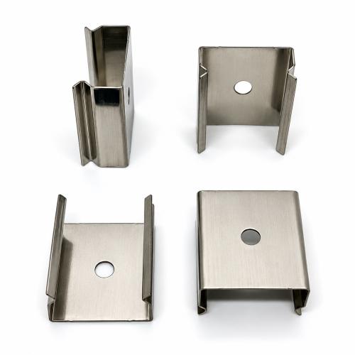 Robuste akvariestativ clips – sikrer akvariet fast og sikkert.